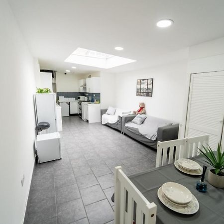 Stay Sa Equipped Studios Next To Uob And Qe! Birmingham Exteriör bild