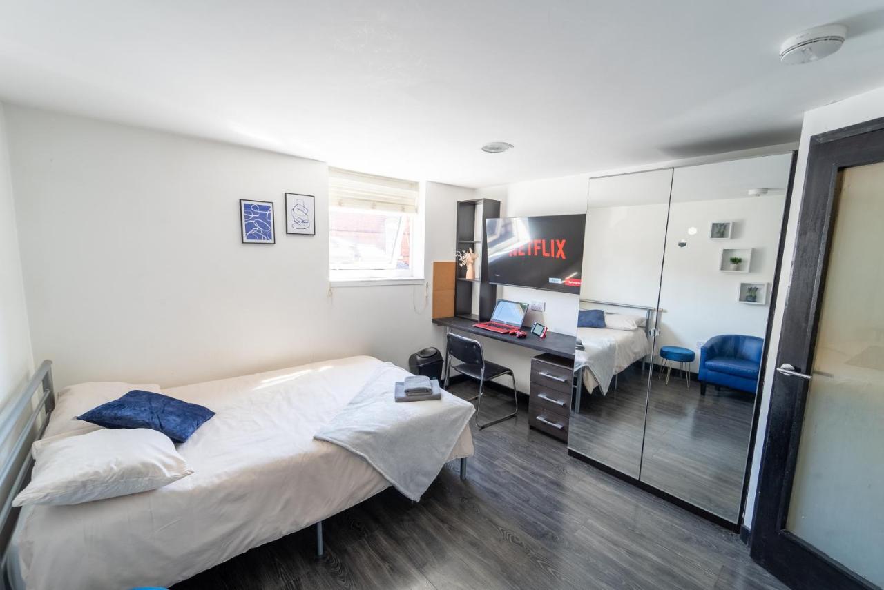 Stay Sa Equipped Studios Next To Uob And Qe! Birmingham Exteriör bild